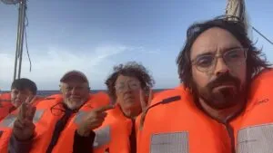 «Nos faltan 25 barcos»: un mallorquín relata la tensión en la flotilla rumbo a Gaza tras las interceptaciones por parte de Israel | elperiodico.com