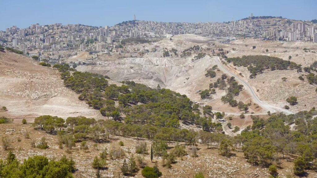 Archivo - El área E1 cerca del asentamiento israelí de Maale Adumim en Cisjordania, con Jerusalén visible a lo lejos