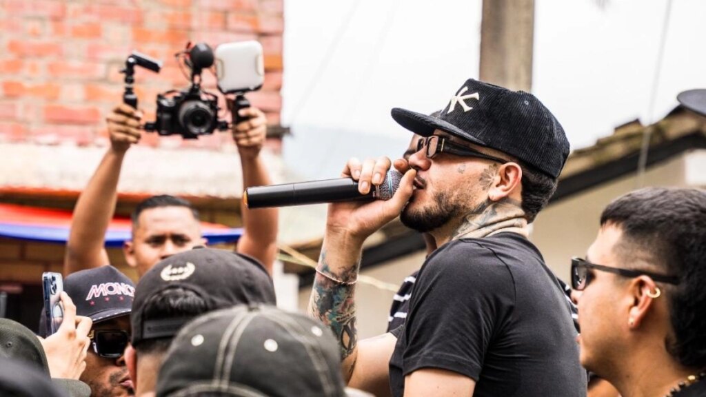 'Nunca dejen de soñar': así fue la emotiva visita de Kapo al barrio Terrón Colorado previo a su concierto en Cali