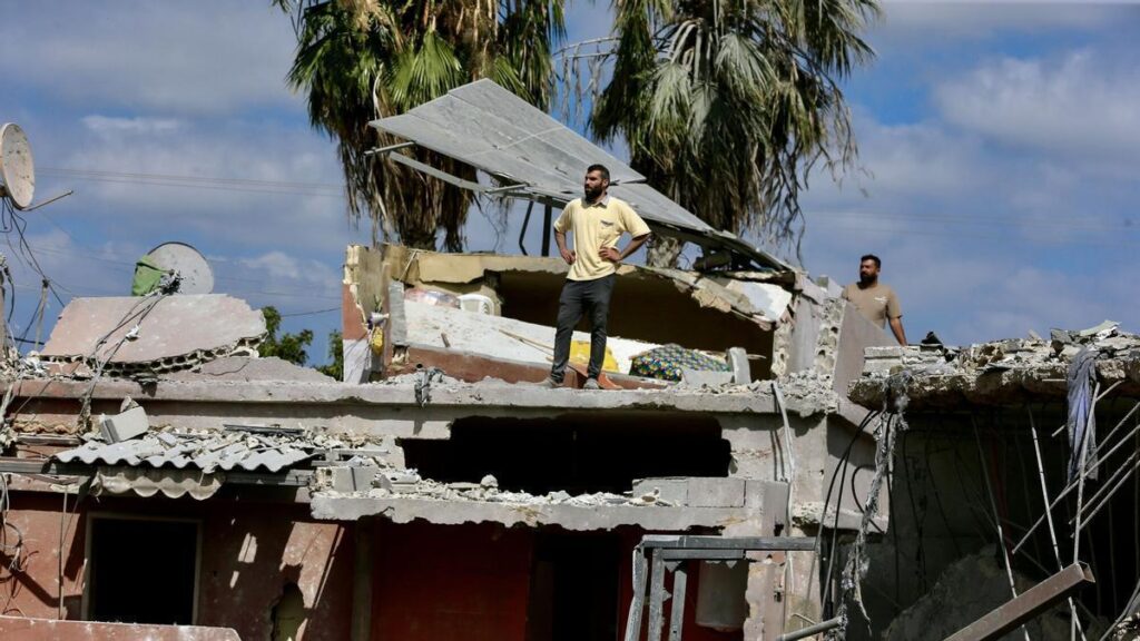 Dos hombres inspeccionan los daños causados por los bombardeos israelís en la ciudad de Tiro, este martes.