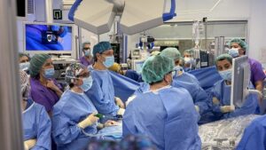 Operan por primera vez en Europa a un feto con todo el intestino fuera de su cuerpo, en Barcelona | europapress.es