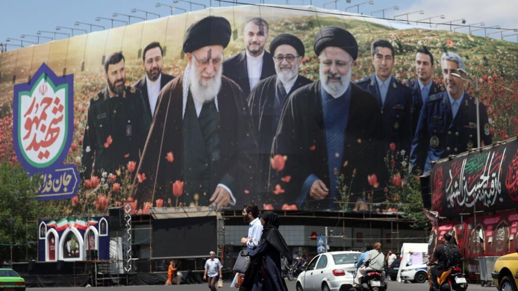 Un mural en Teherán con imágenes de dirigentes iraníes, este jueves.
