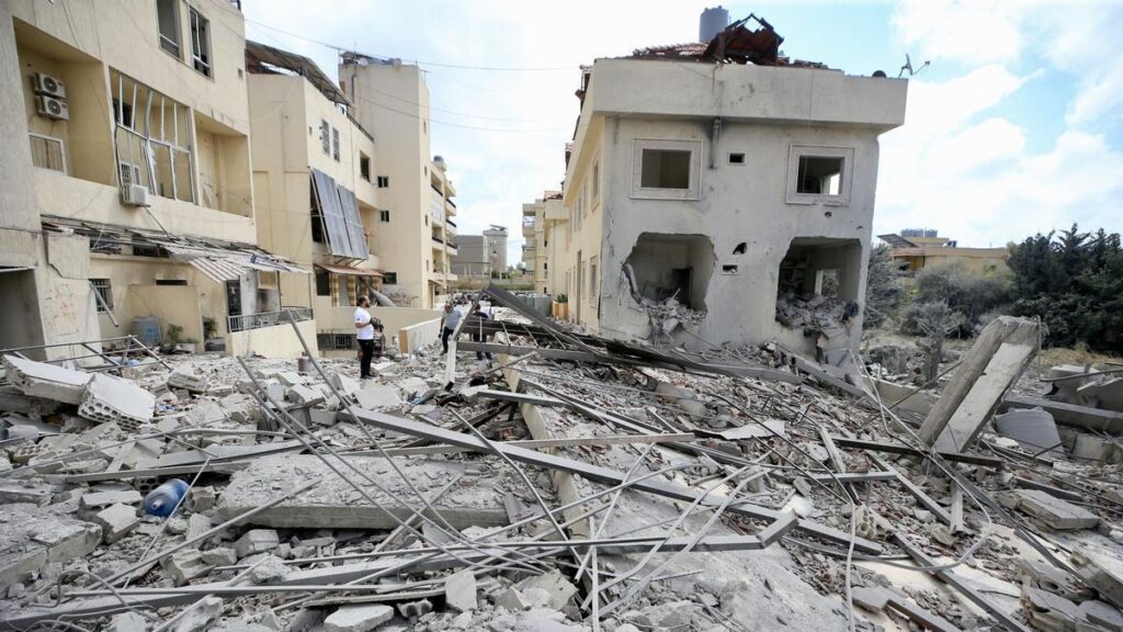 Destrozos en una zona residencial de la localidad de Ansariyeh, en Líbano, bombardeada por drones israelíes.