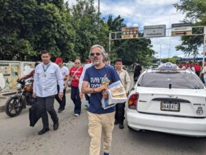 Oviedo visita frontera apuntando el «periodicazo» al puente de Ureña