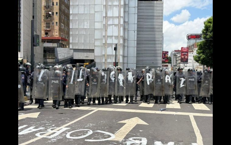Golpes y detenciones en Plaza Venezuela: Universitarios desafían la represión de la PNB