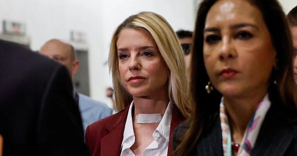 Pam Bondi se niega a responder sobre el papel de Trump en la desclasificación de los documentos de Epstein