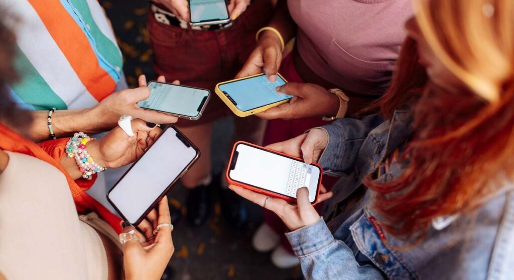 Pasar muchas horas en redes sociales no significa que seas adicto, sino que el verdadero problema llega cuando se pierde el control y hay conflictos con quienes te rodean