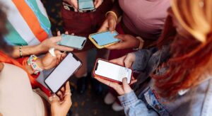 Pasar muchas horas en redes sociales no significa que seas adicto, sino que el verdadero problema llega cuando se pierde el control y hay conflictos con quienes te rodean