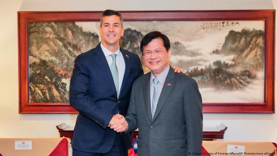 Peña es recibido en Taipei por el canciller taiwanés