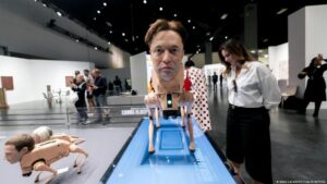 Perros robóticos con cara humana, incluida la de Picasso, divierten a visitantes en Berlín