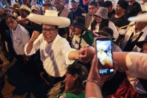 Perú al rojo vivo, con ventaja mínima para el izquierdista Sánchez un mes después de las elecciones | elmundo.es