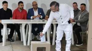 Petro vota en presidenciales que escogerán a su sucesor