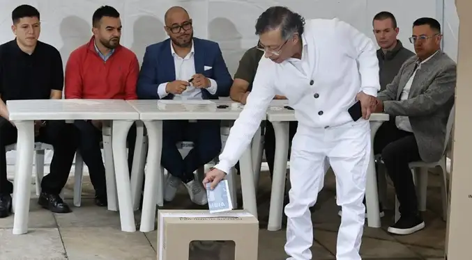 Petro vota en presidenciales que escogerán a su sucesor