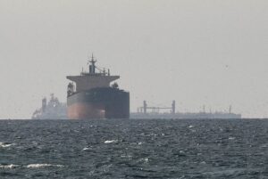 Petróleo de Texas baja hasta los 102,2 dólares mientras continúa la tensión en Ormuz