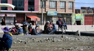 Policía choca con manifestantes en carreteras bloqueadas en Bolivia – AlbertoNews