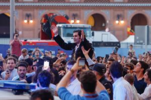 Política, discoteca y bono cultural en la Feria de San Isidro: ¿están los jóvenes salvando los toros?