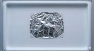 Por qué deberías pegar papel de aluminio en la pared esta temporada