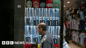 Por qué es tan cara la ropa en Argentina y hasta el gobierno promueve comprarla en el extranjero