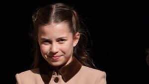Princess Charlotte cumple 11 años y posa entre margaritas en nueva foto oficial