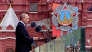 Putin encabeza discreta parada militar en Moscú