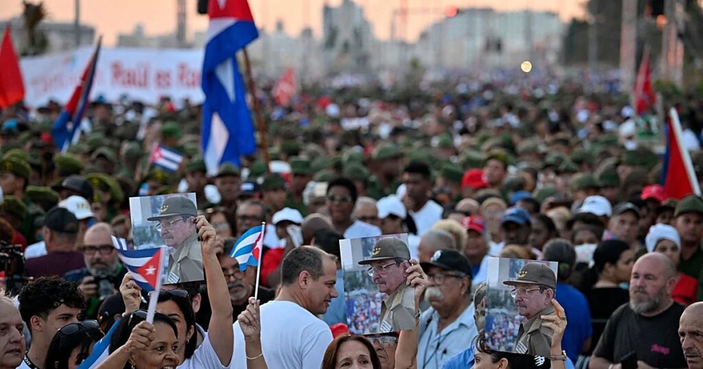 Raúl Castro ni aparece en la pobre manifestación en su defensa convocada por el régimen en La Habana