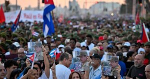 Raúl Castro ni aparece en la pobre manifestación en su defensa convocada por el régimen en La Habana