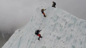 Récord histórico: 274 alpinistas hicieron cumbre en el Everest en solo 24 horas