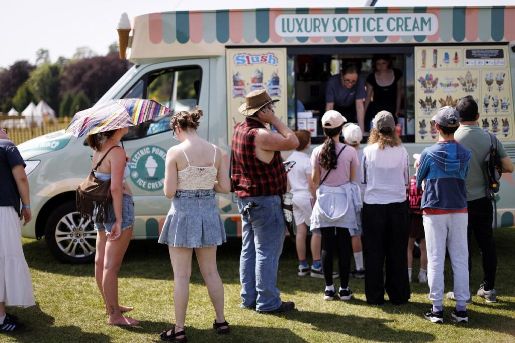 Cola frente a un puesto de helados en un festival medieval en el castillo de Leeds, durante la actual ola de calor en el Reino Unido,