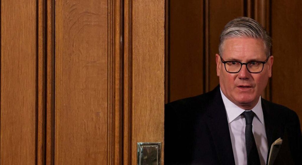 Reino Unido extiende su crisis infinita: los ministros empujan a Starmer a abandonar en medio de una rebelión en sus filas