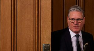 Reino Unido extiende su crisis infinita: los ministros empujan a Starmer a abandonar en medio de una rebelión en sus filas