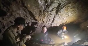 Rescatados con éxito otros cuatro supervivientes de la cueva inundada en Laos