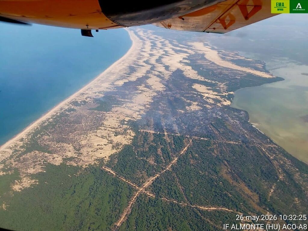 Retirados al anochecer los medios aéreos del incendio de Almonte (Huelva) mientras 125 efectivos continúan trabajando