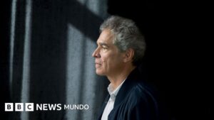 Rodrigo Rey Rosa y su novela inspirada en la megacárcel de Bukele: «Con el giro a la derecha en el mundo, estos centros de detención pueden volverse la norma»