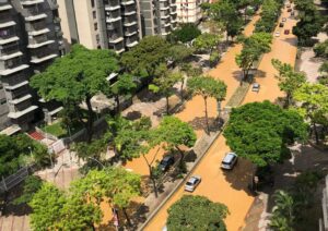 Rotura de tubería inundó calles de El Cafetal y generó caos vehicular este #24May (IMÁGENES)