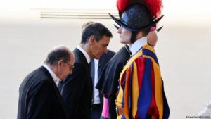 Sánchez llega al Vaticano para primera reunión con León XIV