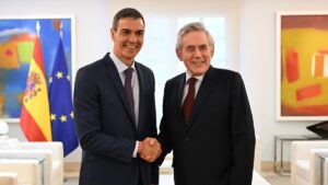 Sánchez se reúne con Gordon Brown en plena crisis del Gobierno laborista británico | elperiodico.com