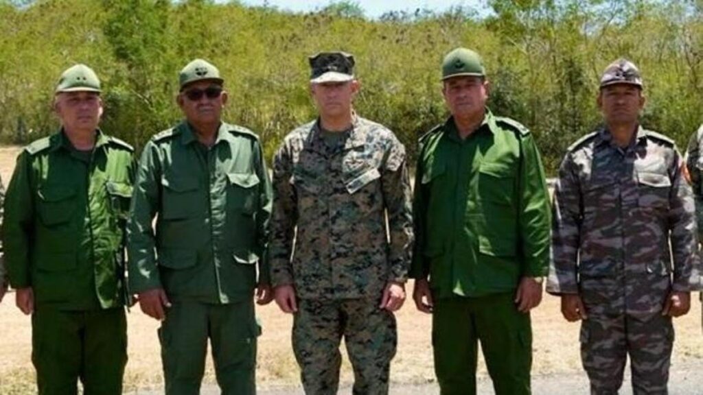 El comandante del SOUTHCOM, Francis L. Donovan, se reunió hoy con el general Roberto Legrá Sotolongo, primer viceministro del Jefe del Estado Mayor General, y otros altos mandos del ejército cubano en Guantánamo