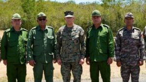 Sorpresiva reunión en Guantánamo entre un general de Estados Unidos y altos mandos de las Fuerzas Armadas de Cuba | elperiodico.com