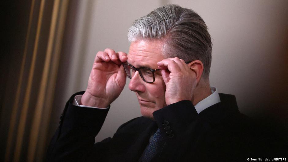 Starmer admite “errores innecesarios” tras debacle electoral