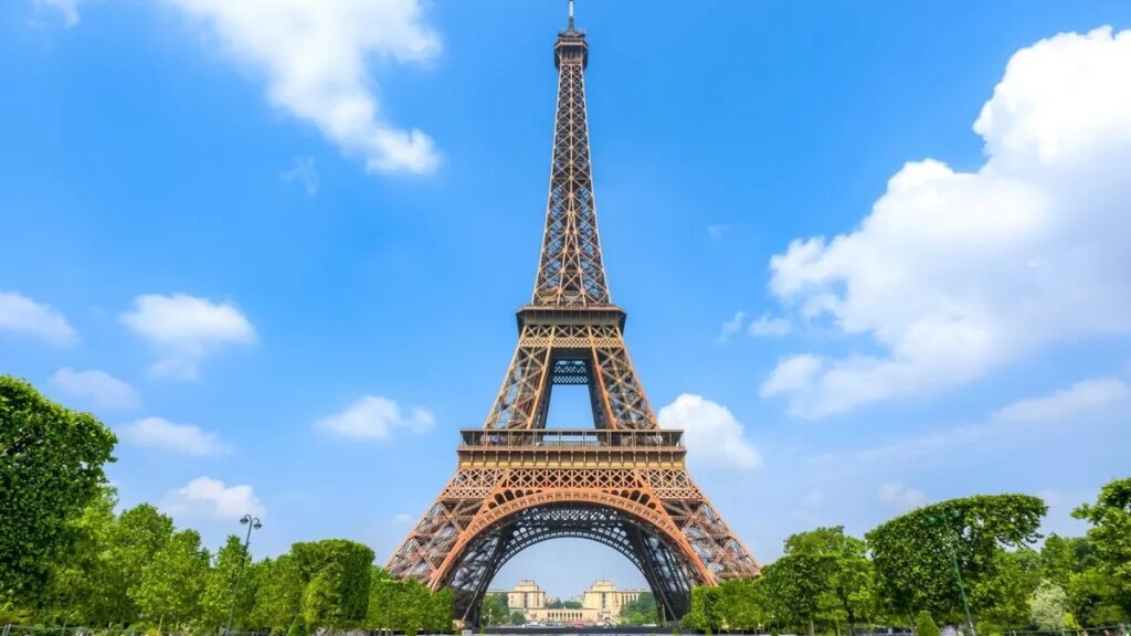 Subastan un tramo de la escalera de la Torre Eiffel por €450.160