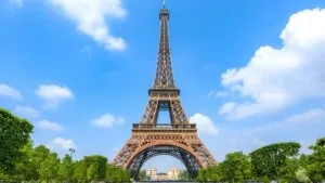 Subastan un tramo de la escalera de la Torre Eiffel por €450.160