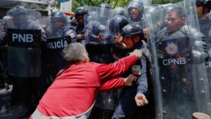 Tensión en Turquía: la policía tomó por la fuerza la sede del principal partido opositor