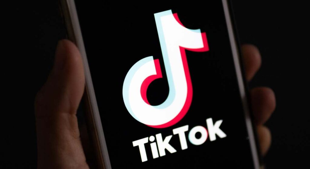 TikTok retira su IA para resumir vídeos: así confundía a influencers con "arándanos con toppings"