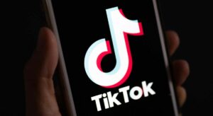 TikTok retira su IA para resumir vídeos: así confundía a influencers con «arándanos con toppings»