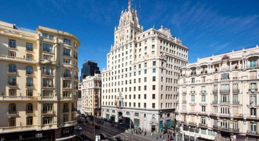 Tomás Olivo compra el edificio de Telefónica de Gran Vía 28 por unos 200 millones de euros