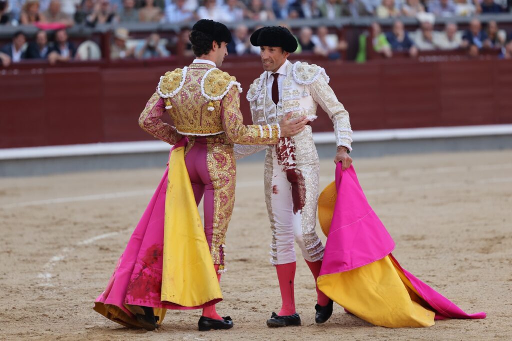Víctor Hernández y David de Miranda se saludan tras el emocionante tercio de quites que ambos protagonizaron durante la lidia del segundo toro.