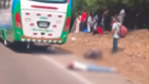 Tragedia en la vía Santa Marta-Palomino: una pasajera se cayó cuando intentaba subirse a la buseta y murió arrollada por el mismo vehículo
