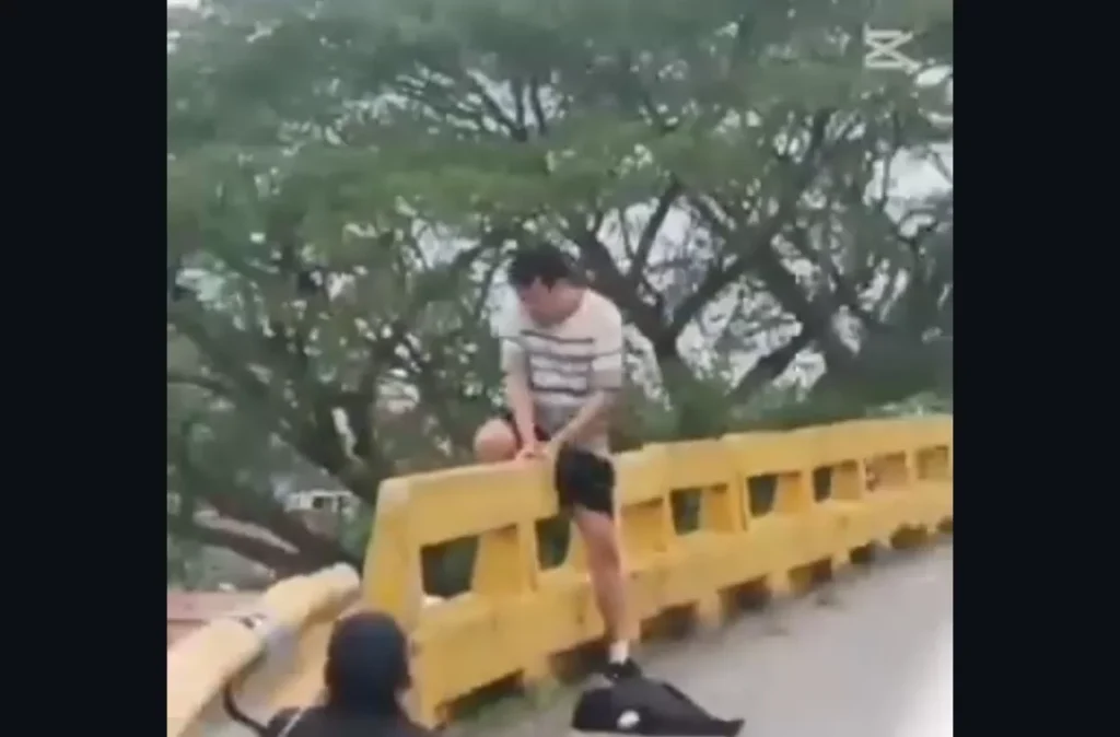 Transeúntes salvan a un joven que intentaba lanzarse