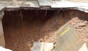 «Tremendo regalito»: rotura de tubería provocó gran socavón en una calle de El Valle (VIDEO)