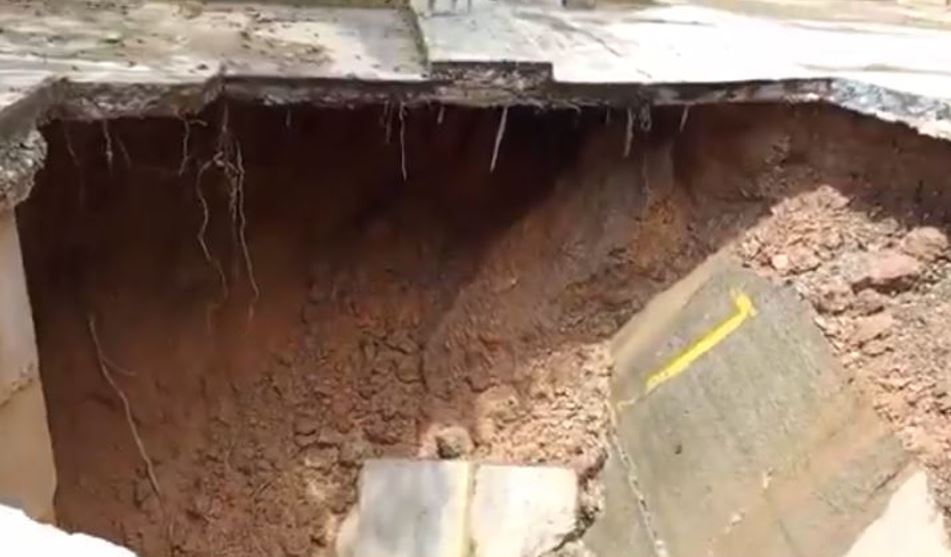 "Tremendo regalito": rotura de tubería provocó gran socavón en una calle de El Valle (VIDEO)